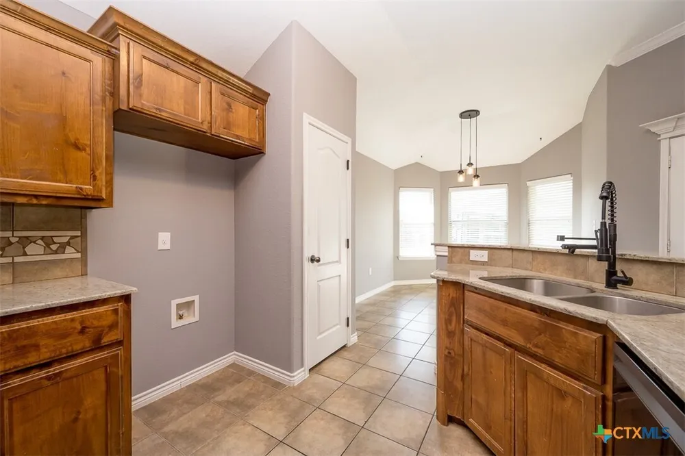 706 Cosper Creek Dr, Killeen, TX 76542