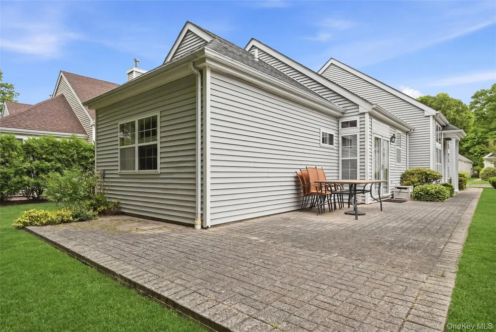 544 Leisure Dr, Ridge, NY 11961
