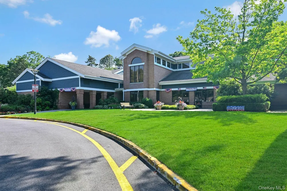 544 Leisure Dr, Ridge, NY 11961