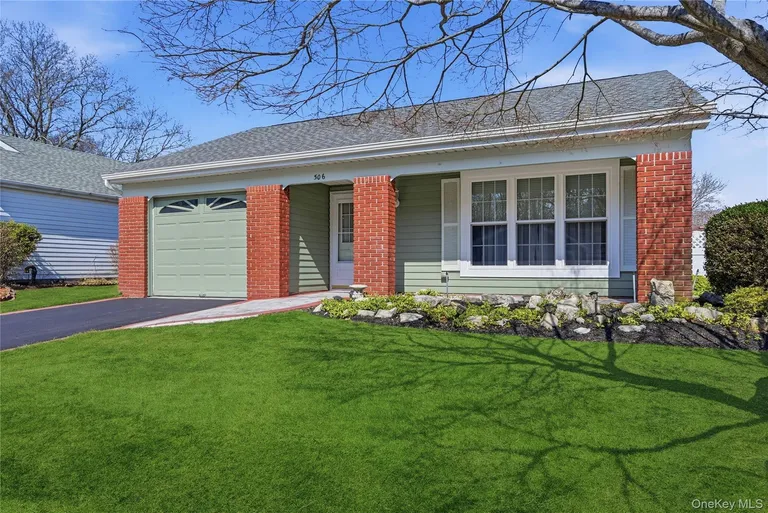 506 Lancaster Ct, Ridge, NY 11961