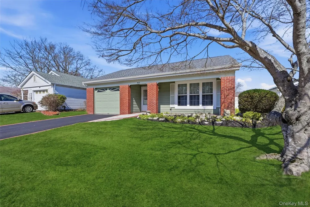 506 Lancaster Ct, Ridge, NY 11961