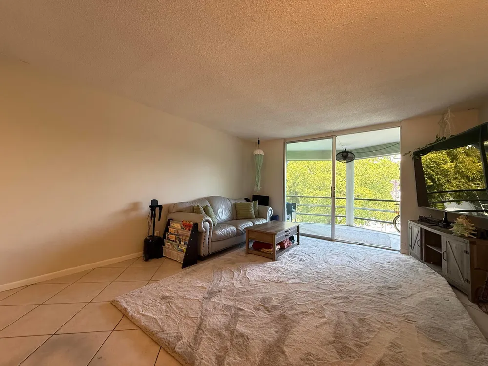 1040 SE 4th Ave, Deerfield Beach, FL 33441