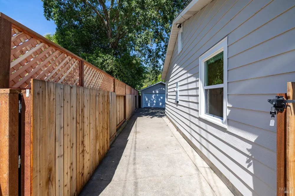 2211 Humboldt St, Santa Rosa, CA 95404