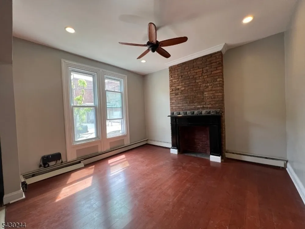 17 8th Ave, Newark, NJ 07104