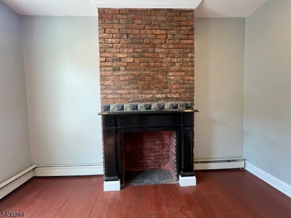 17 8th Ave, Newark, NJ 07104