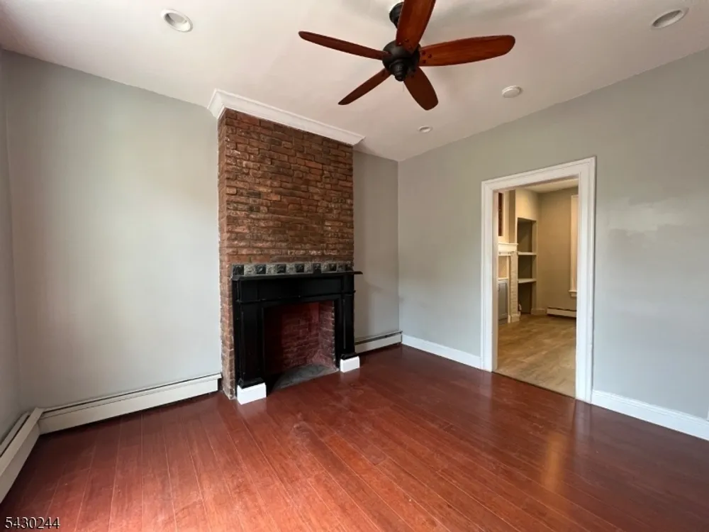 17 8th Ave, Newark, NJ 07104