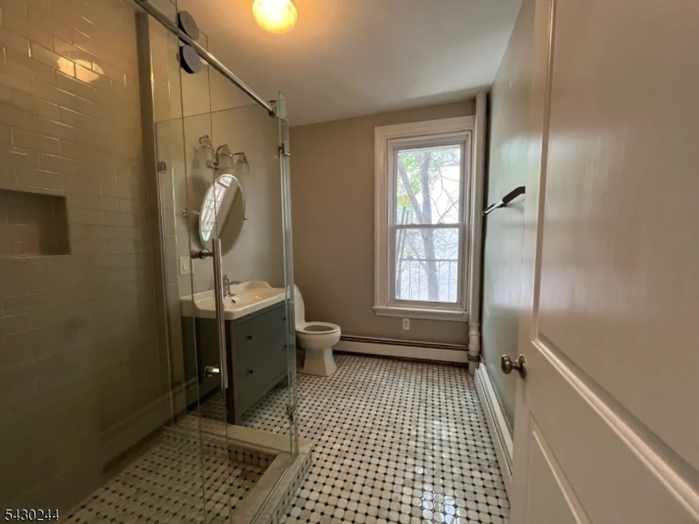 17 8th Ave, Newark, NJ 07104
