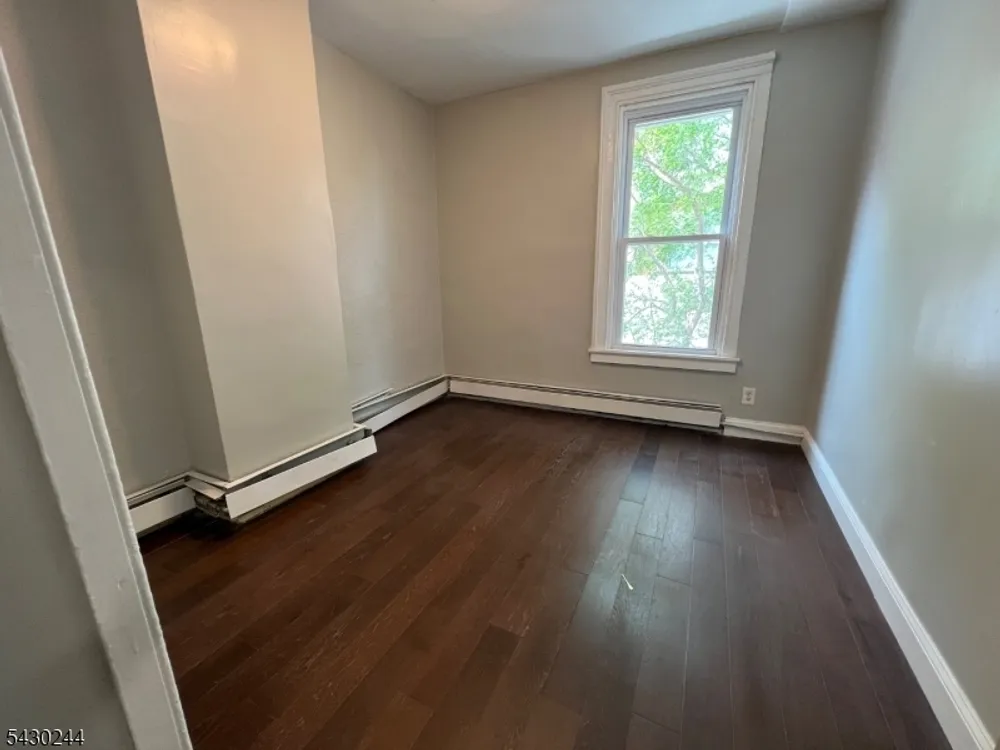 17 8th Ave, Newark, NJ 07104