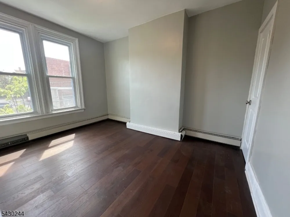 17 8th Ave, Newark, NJ 07104