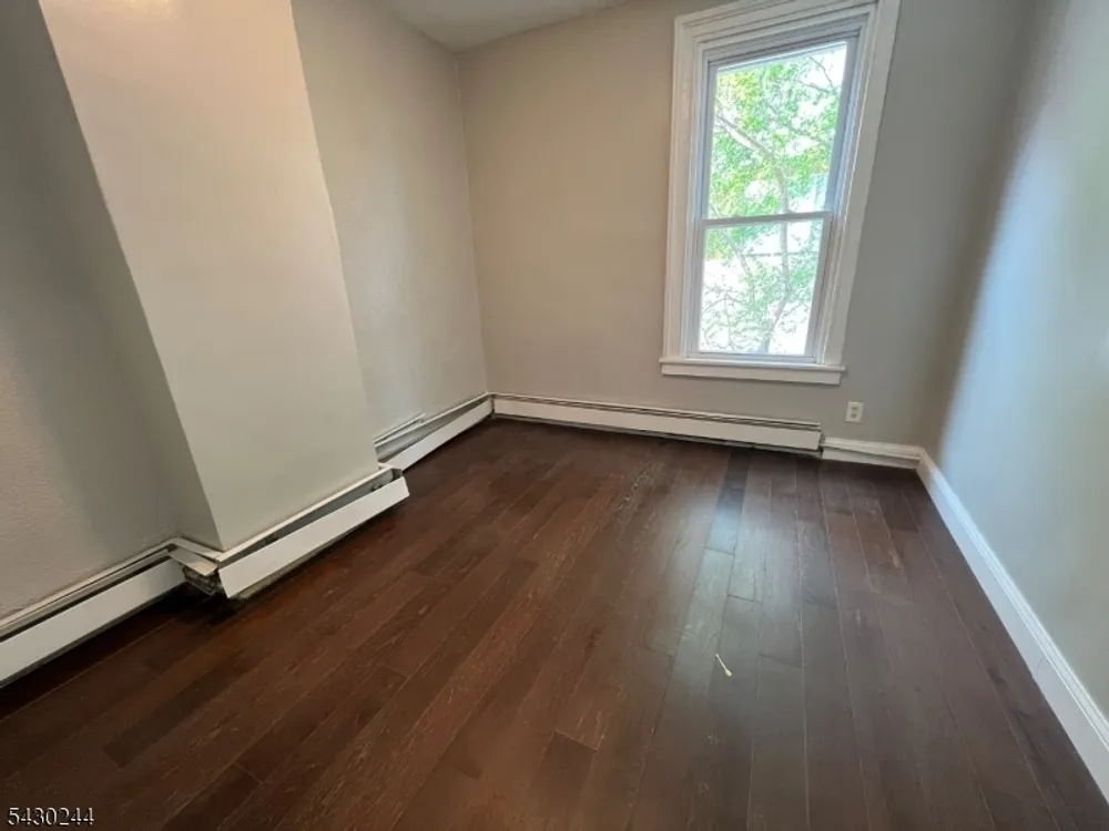 17 8th Ave, Newark, NJ 07104