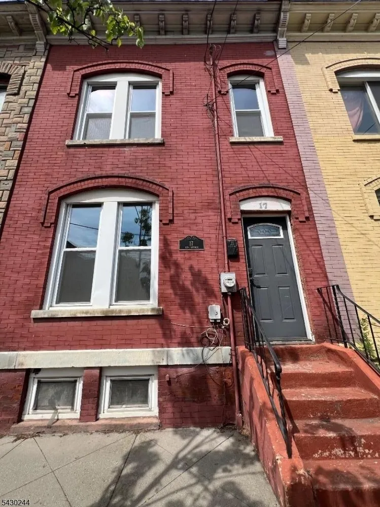17 8th Ave, Newark, NJ 07104