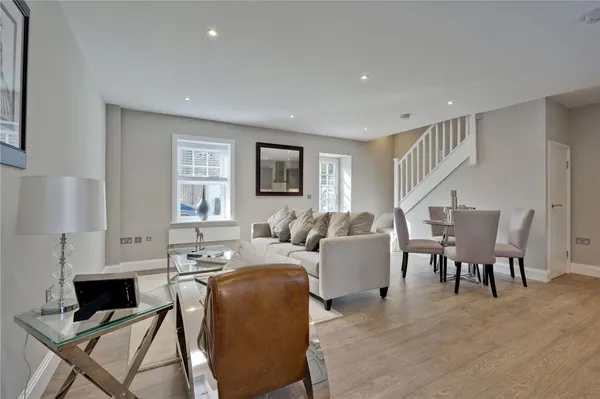 Baker Street, Weybridge, KT13 photo 2