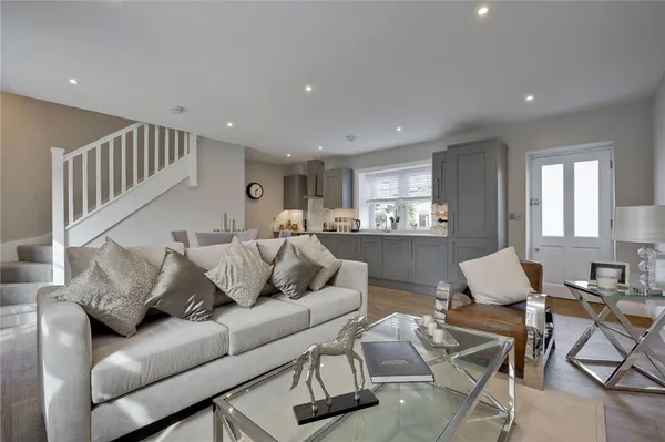Baker Street, Weybridge, KT13 photo 3