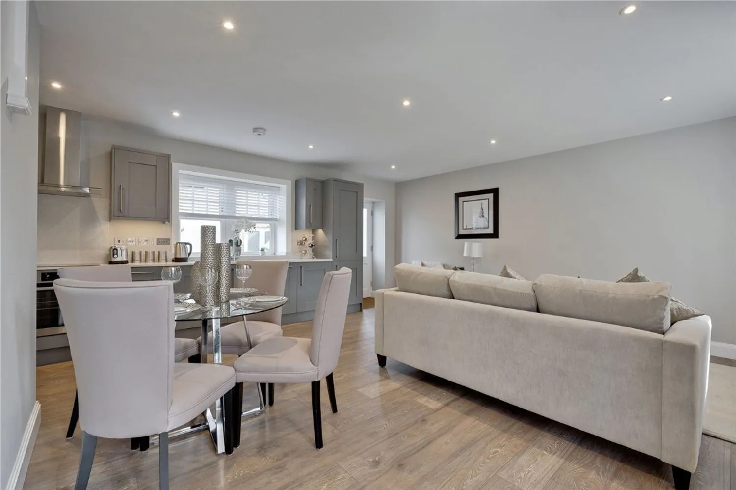 Baker Street, Weybridge, KT13 photo 4