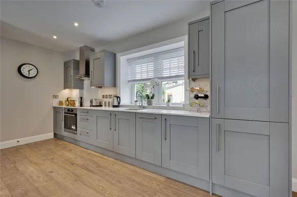 Baker Street, Weybridge, KT13 photo 5