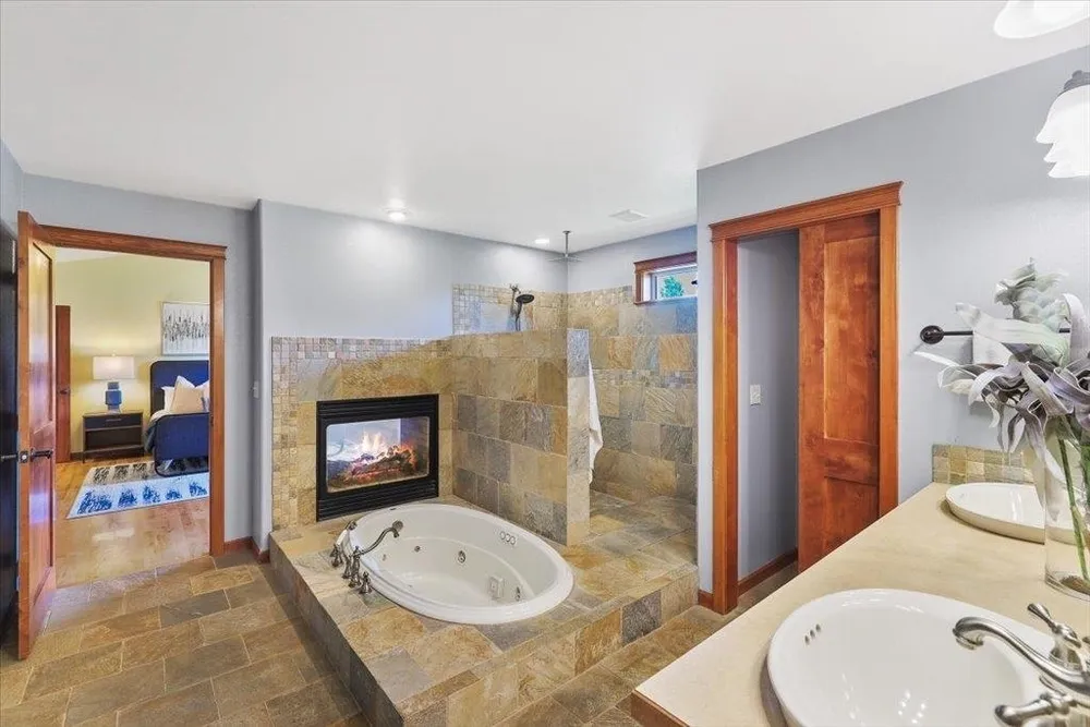 10018 N Moss Ln, Spokane, WA 99208