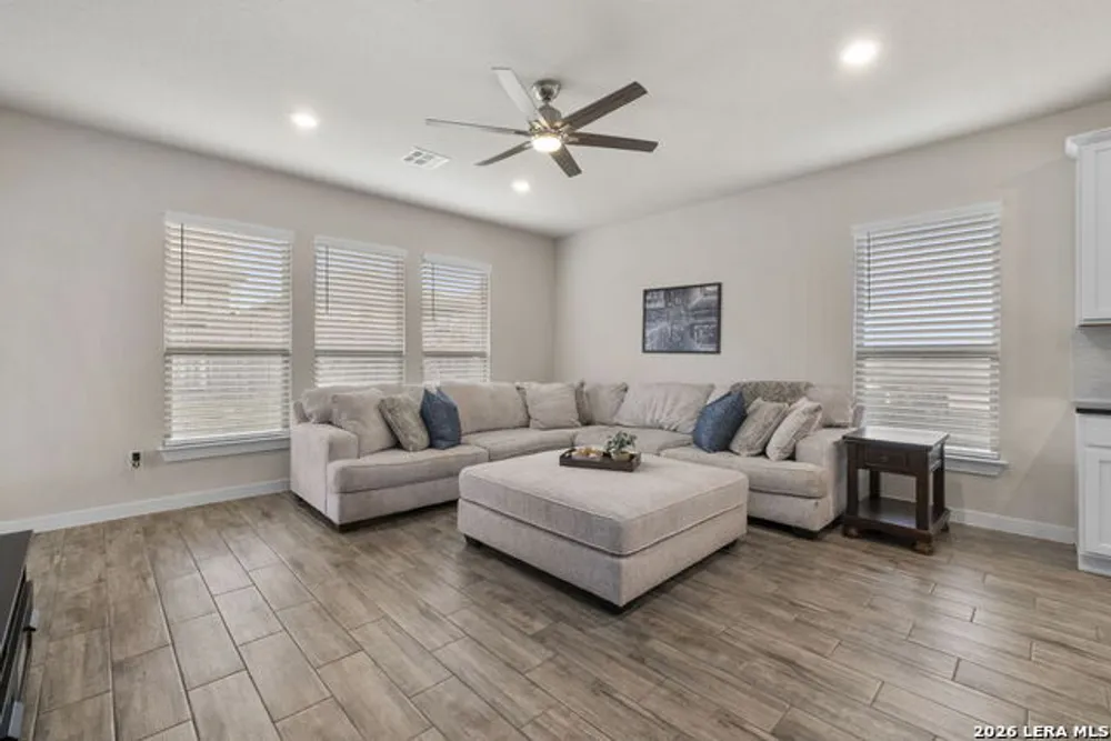 6211 Fox Peak Dr, San Antonio, TX 78247