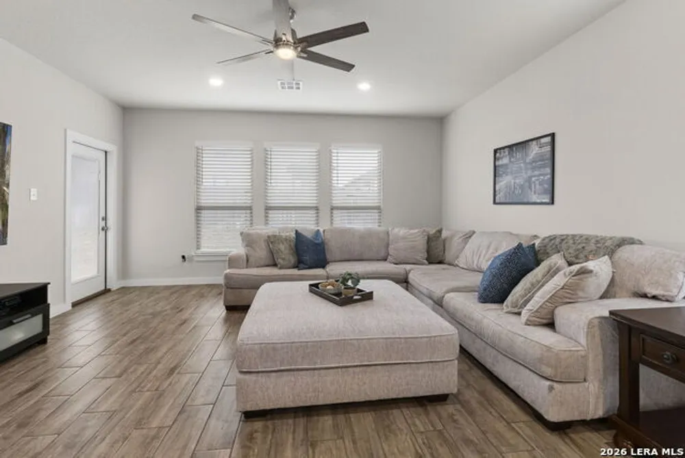 6211 Fox Peak Dr, San Antonio, TX 78247