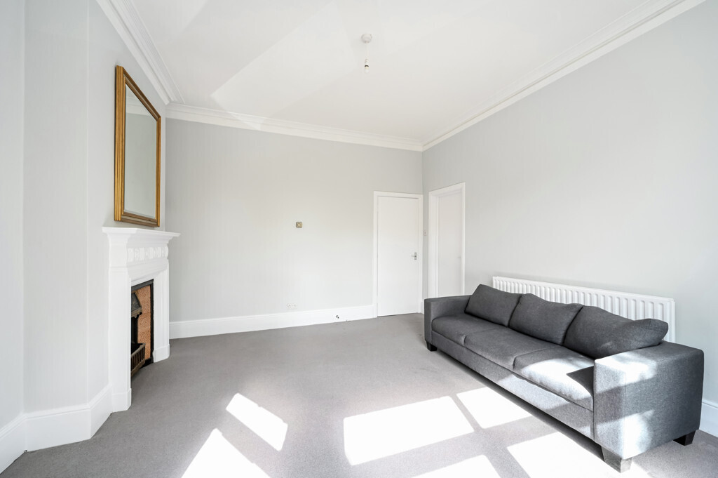 42 (Flat 2) Riggindale Road, Streatham Park, London, SW16 1QJ Image 4