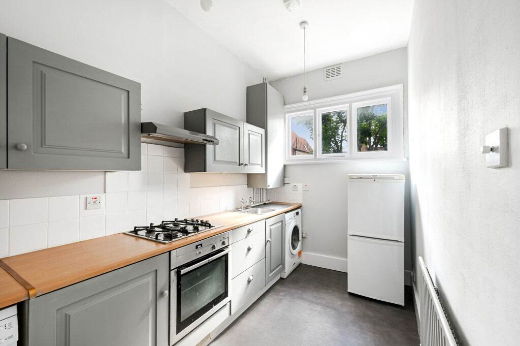 42 (Flat 2) Riggindale Road, Streatham Park, London, SW16 1QJ Image 6