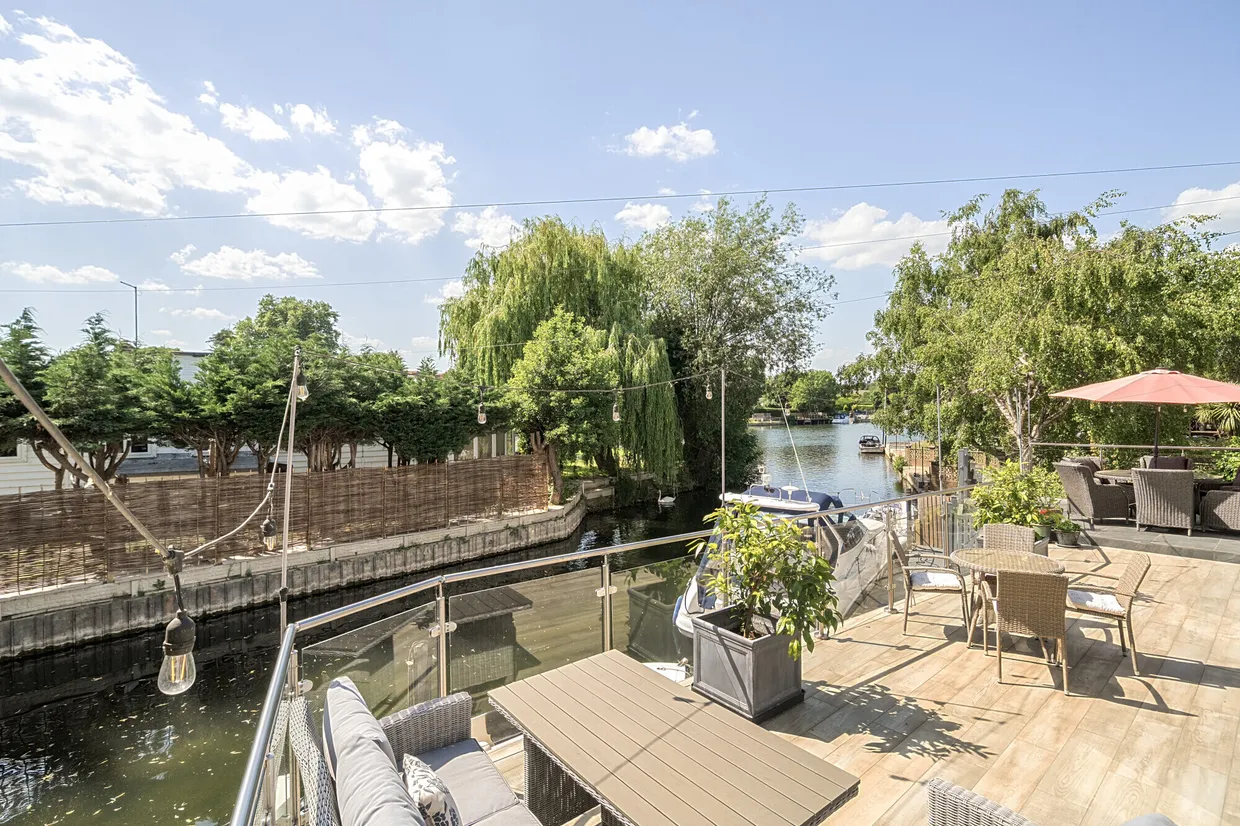 Riverside, Staines-Upon-Thames, TW19 photo 17