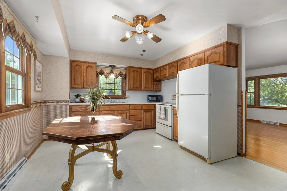 617 Marcella Ave, Combined Locks, WI 54113