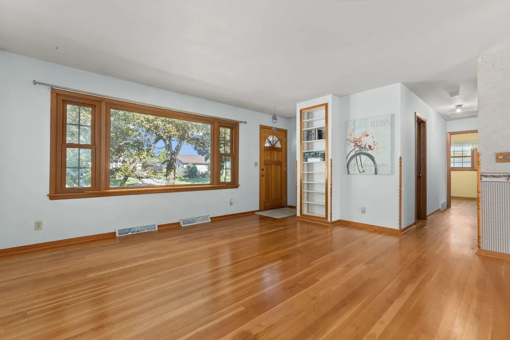 617 Marcella Ave, Combined Locks, WI 54113