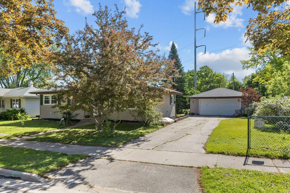 617 Marcella Ave, Combined Locks, WI 54113