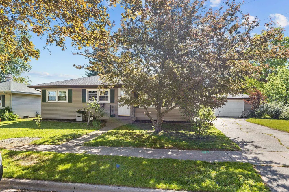 617 Marcella Ave, Combined Locks, WI 54113