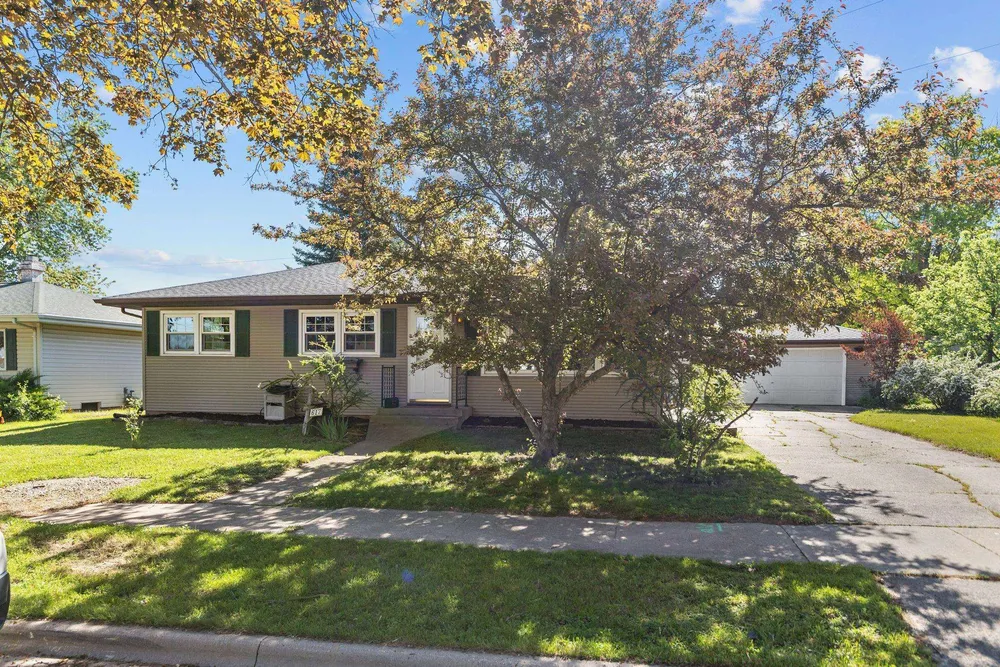 617 Marcella Ave, Combined Locks, WI 54113