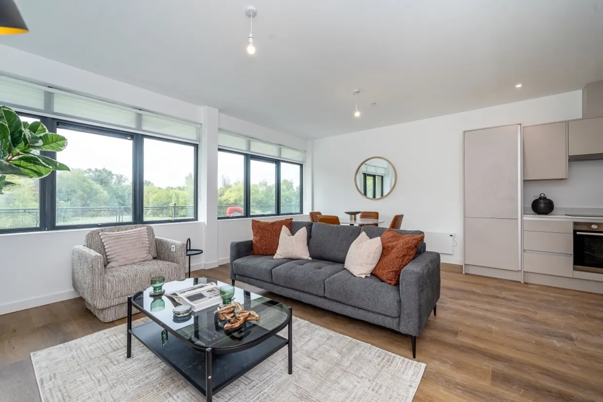 1 Lakeside Close Staines-upon-thames TW18 photo 1
