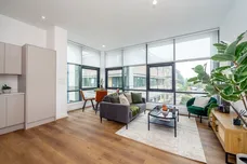 1 Lakeside Close Staines Upon Thames TW18 photo 2
