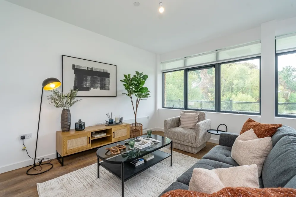 1 Lakeside Close Staines-upon-thames TW18 photo 2