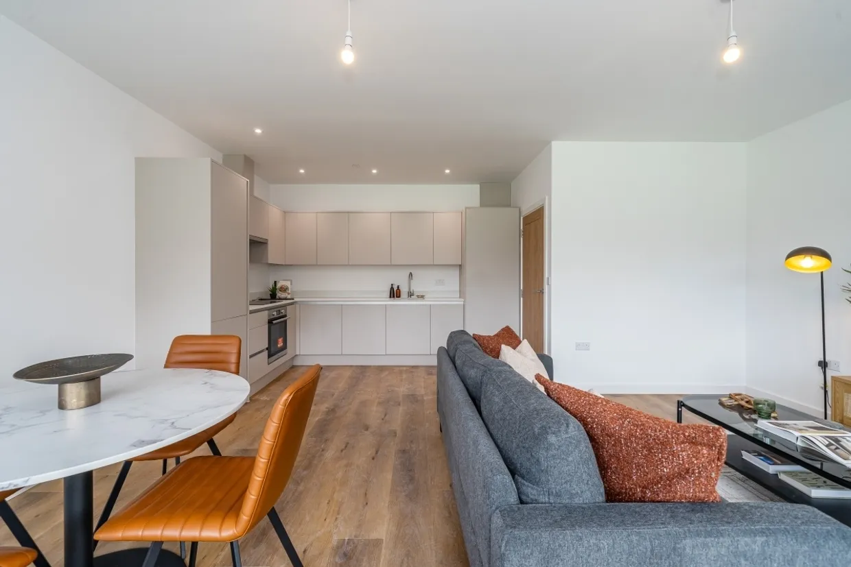 1 Lakeside Close Staines-upon-thames TW18 photo 3