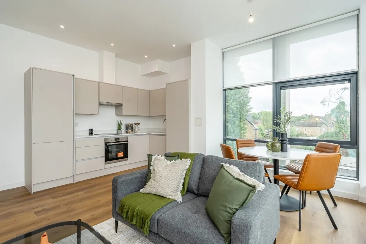 1 Lakeside Close Staines Upon Thames TW18 photo 3