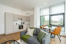 1 Lakeside Close Staines Upon Thames TW18 photo 3