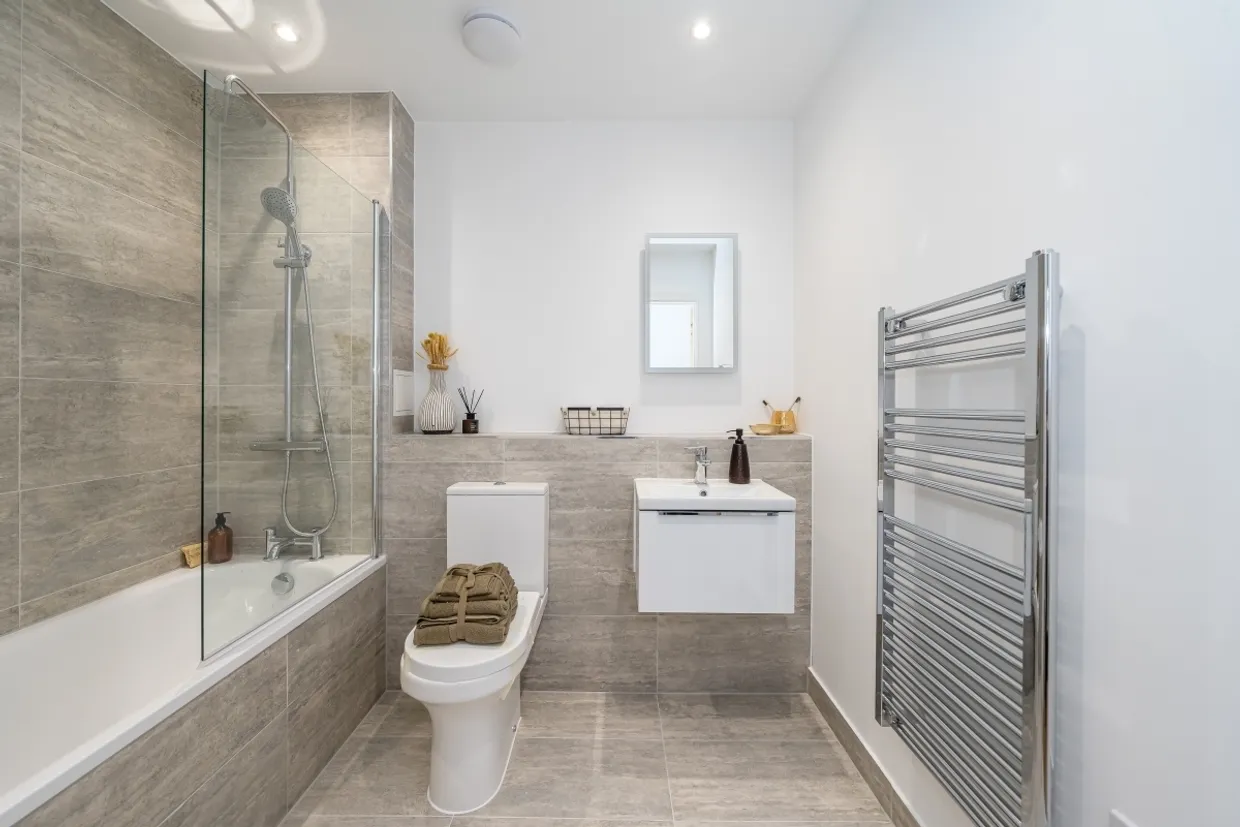 1 Lakeside Close London TW18 photo 3