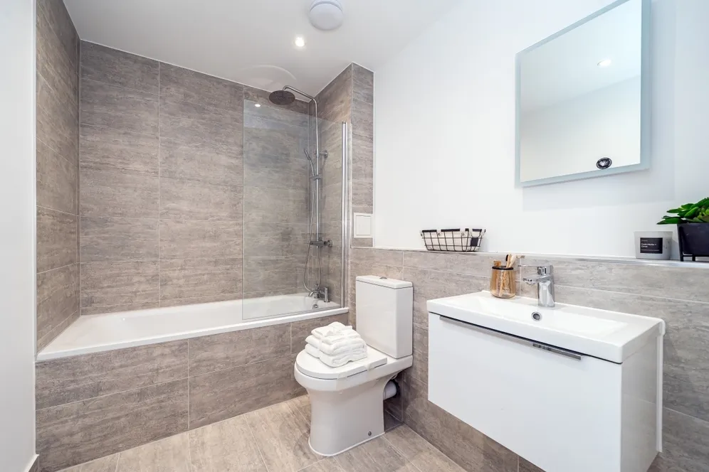 1 Lakeside Close Staines-upon-thames TW18 photo 4