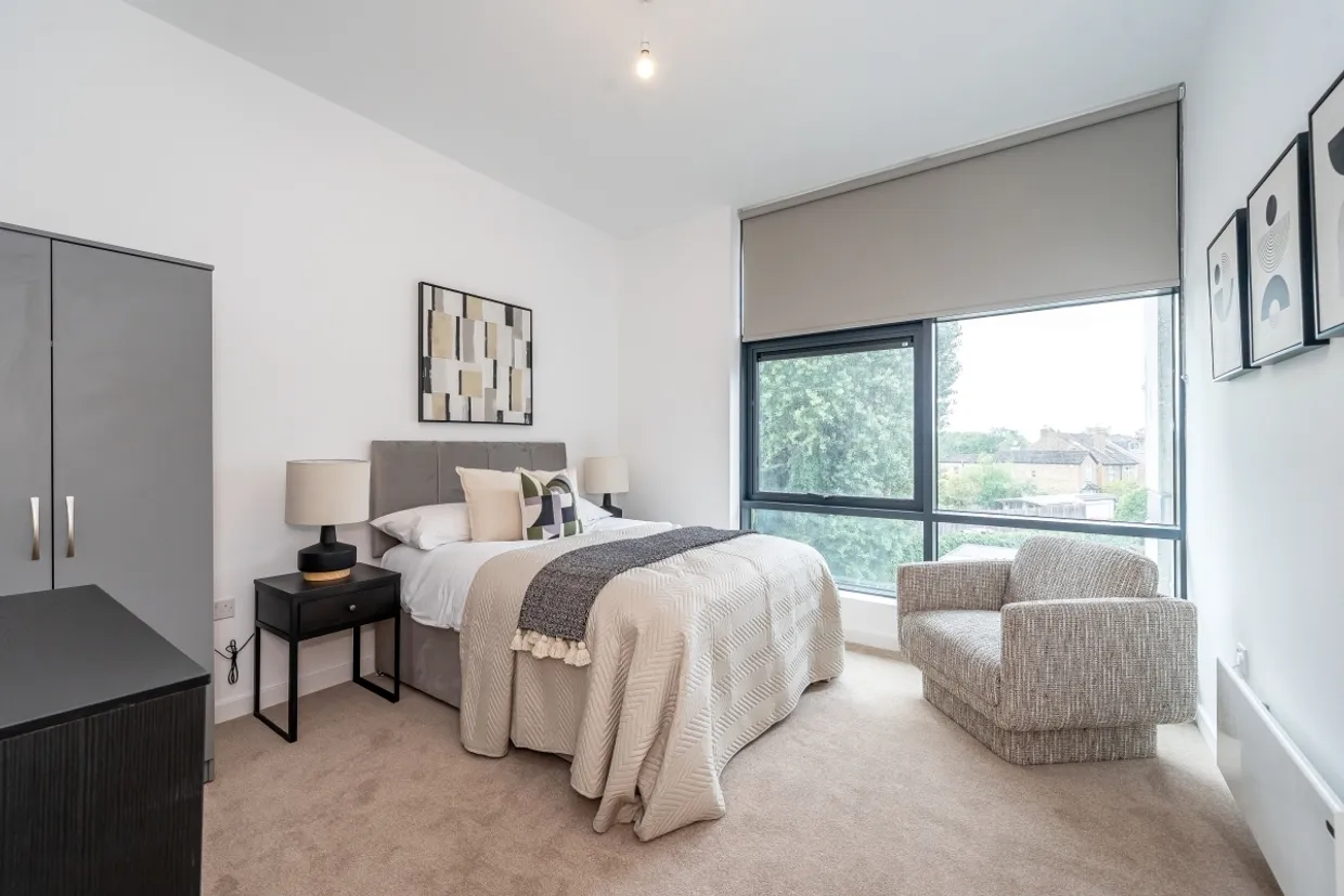 1 Lakeside Close Staines Upon Thames TW18 photo 4