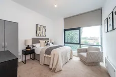 1 Lakeside Close Staines Upon Thames TW18 photo 4