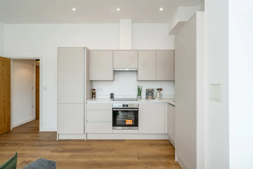 1 Lakeside Close Staines-upon-thames TW18 photo 3