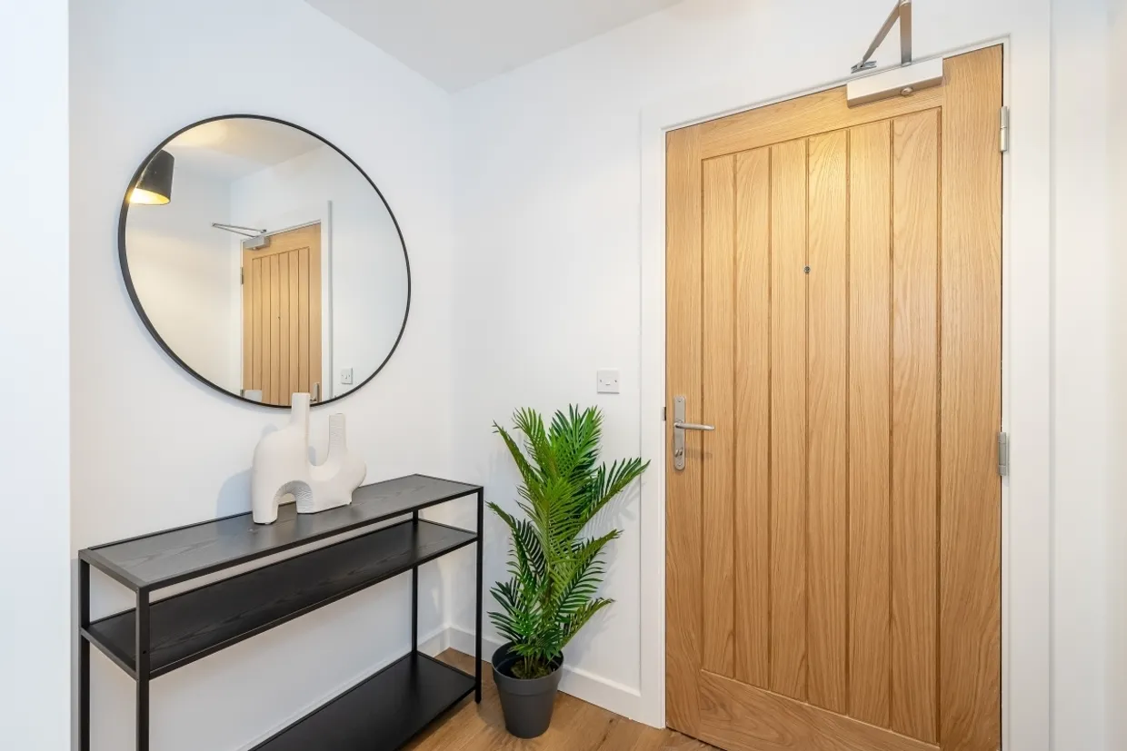 1 Lakeside Close London TW18 photo 4