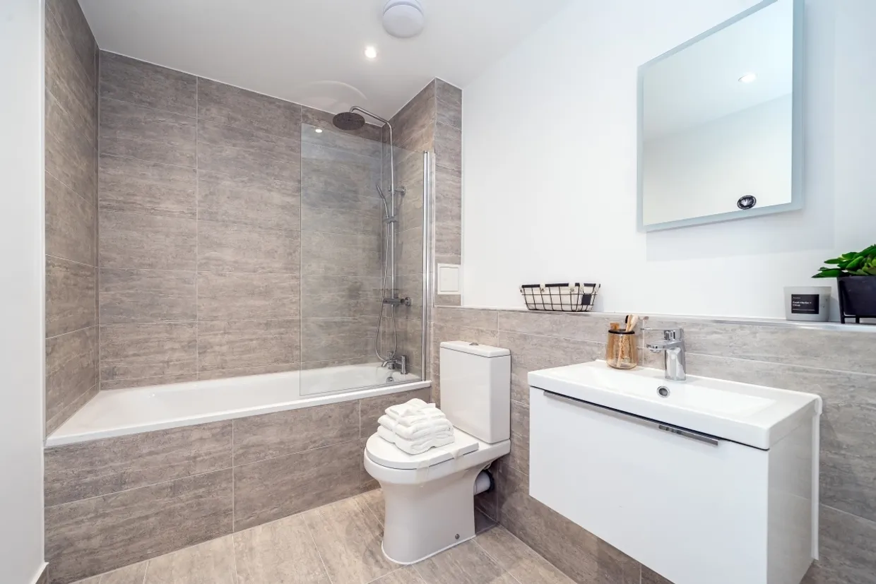 1 Lakeside Close Staines-upon-thames TW18 photo 5