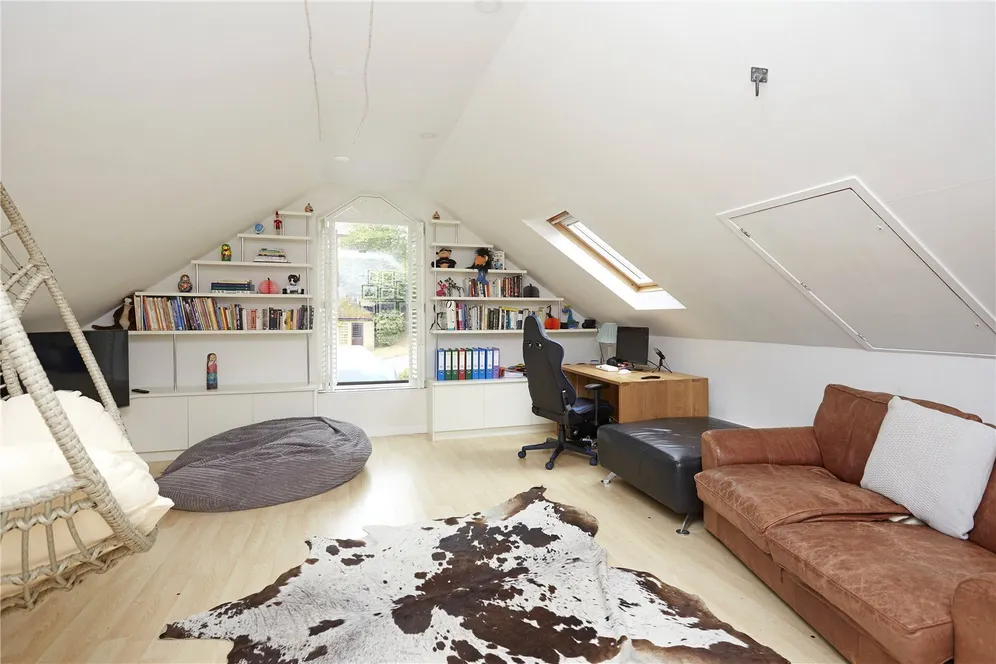 Woodcote End, Epsom, KT18 photo 9