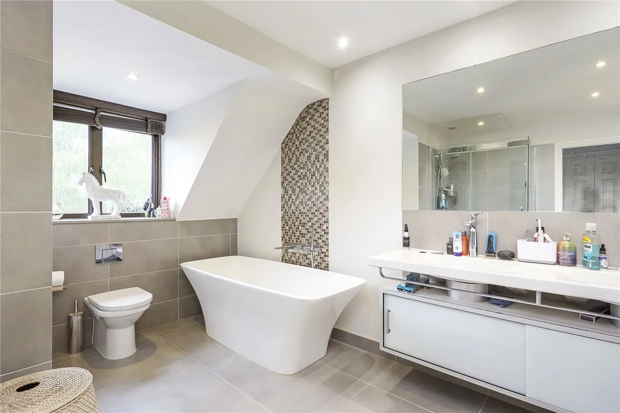 Woodcote End, Epsom, KT18 photo 10