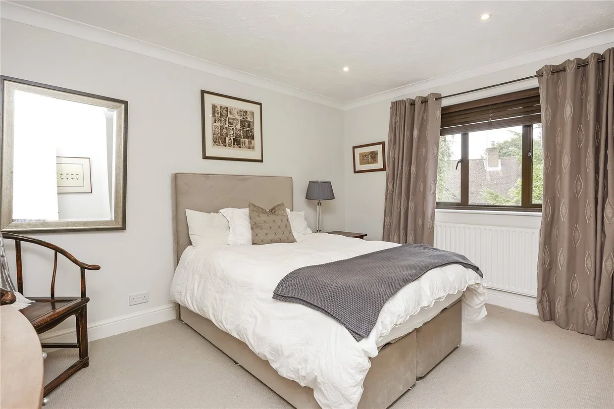 Woodcote End, Epsom, KT18 photo 11