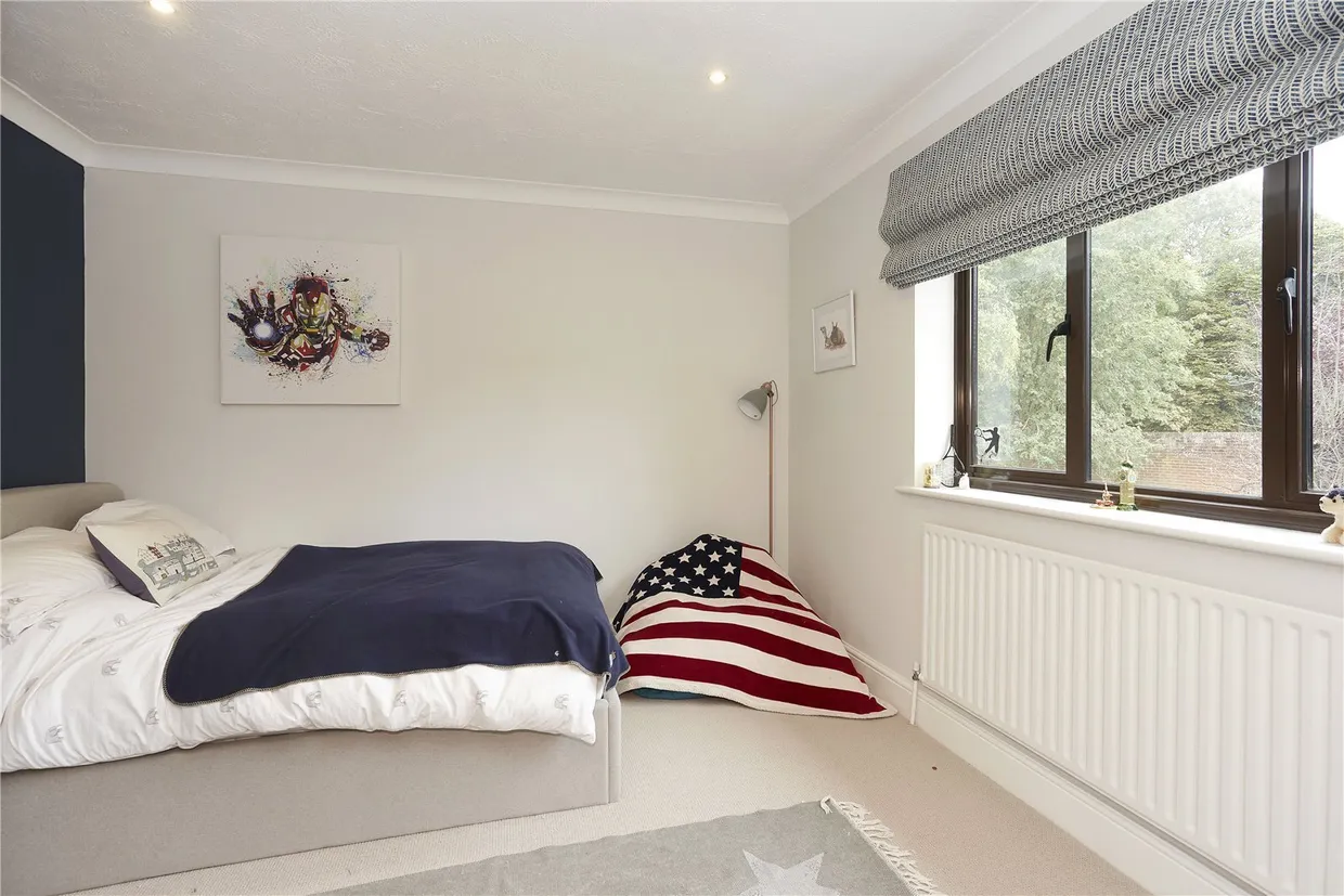 Woodcote End, Epsom, KT18 photo 12