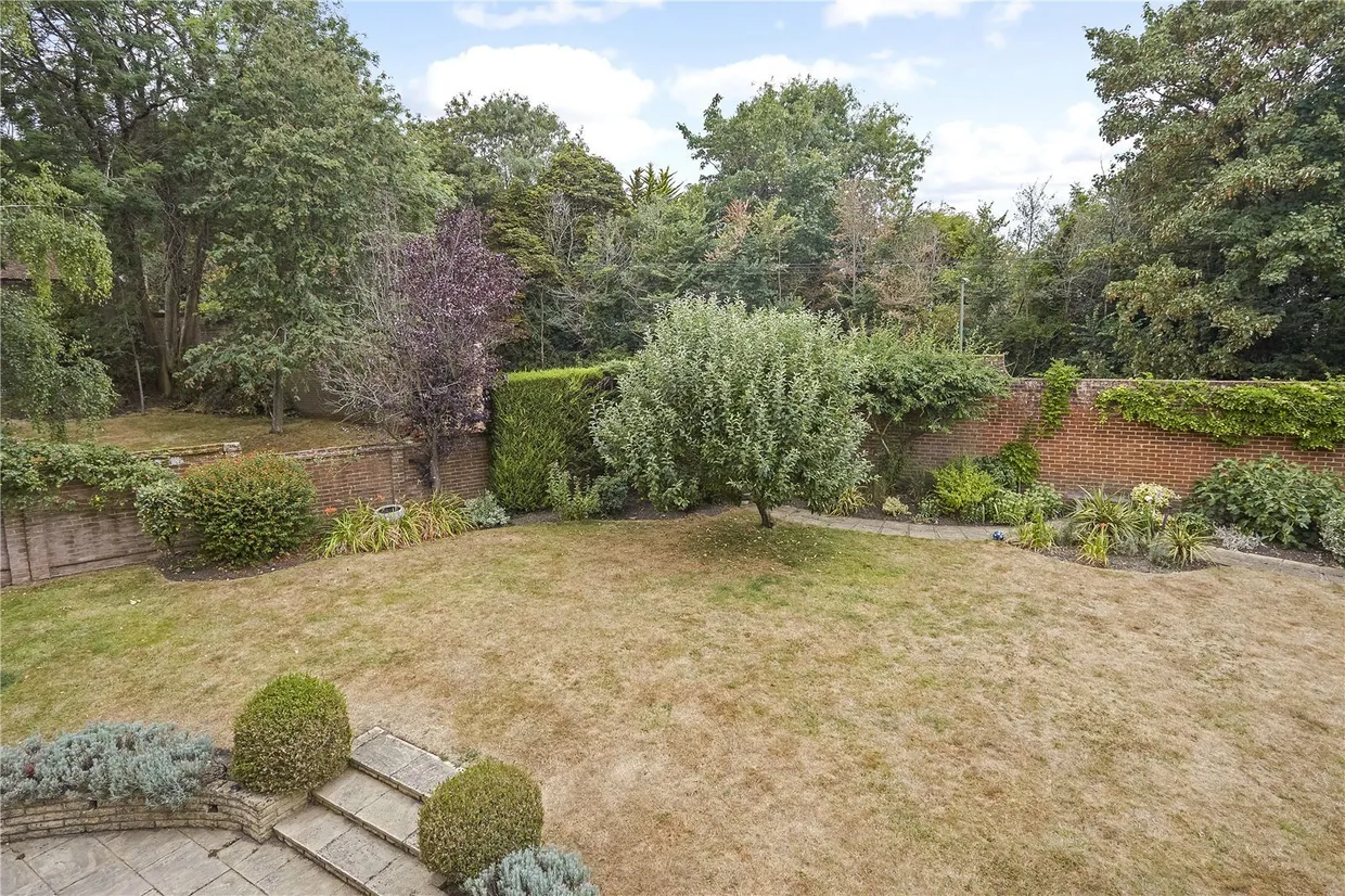 Woodcote End, Epsom, KT18 photo 16