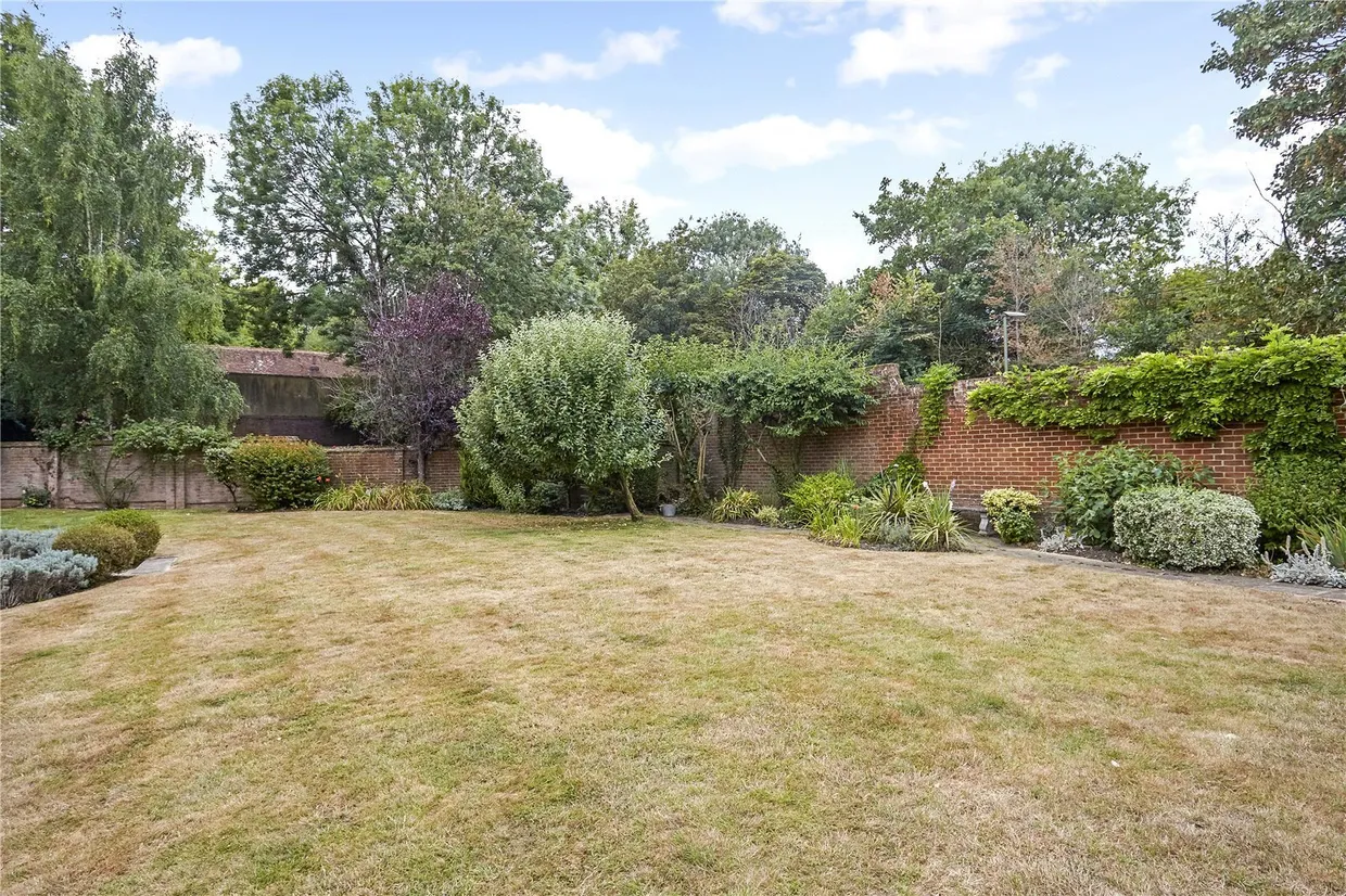 Woodcote End, Epsom, KT18 photo 23