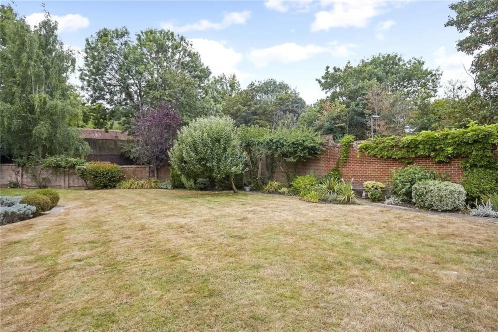 Woodcote End, Epsom, KT18 photo 23